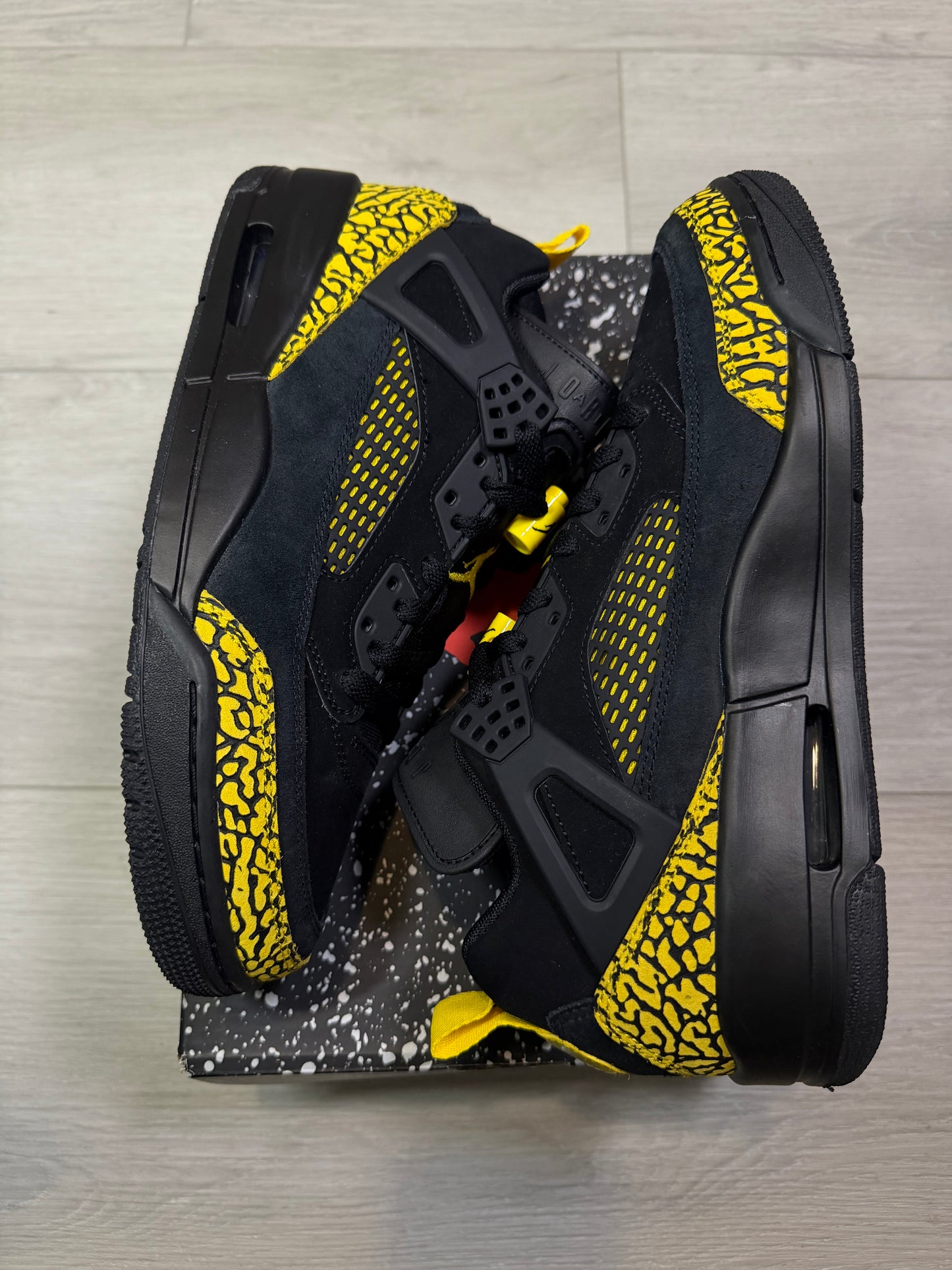 Jordan spizike low yellow thunder