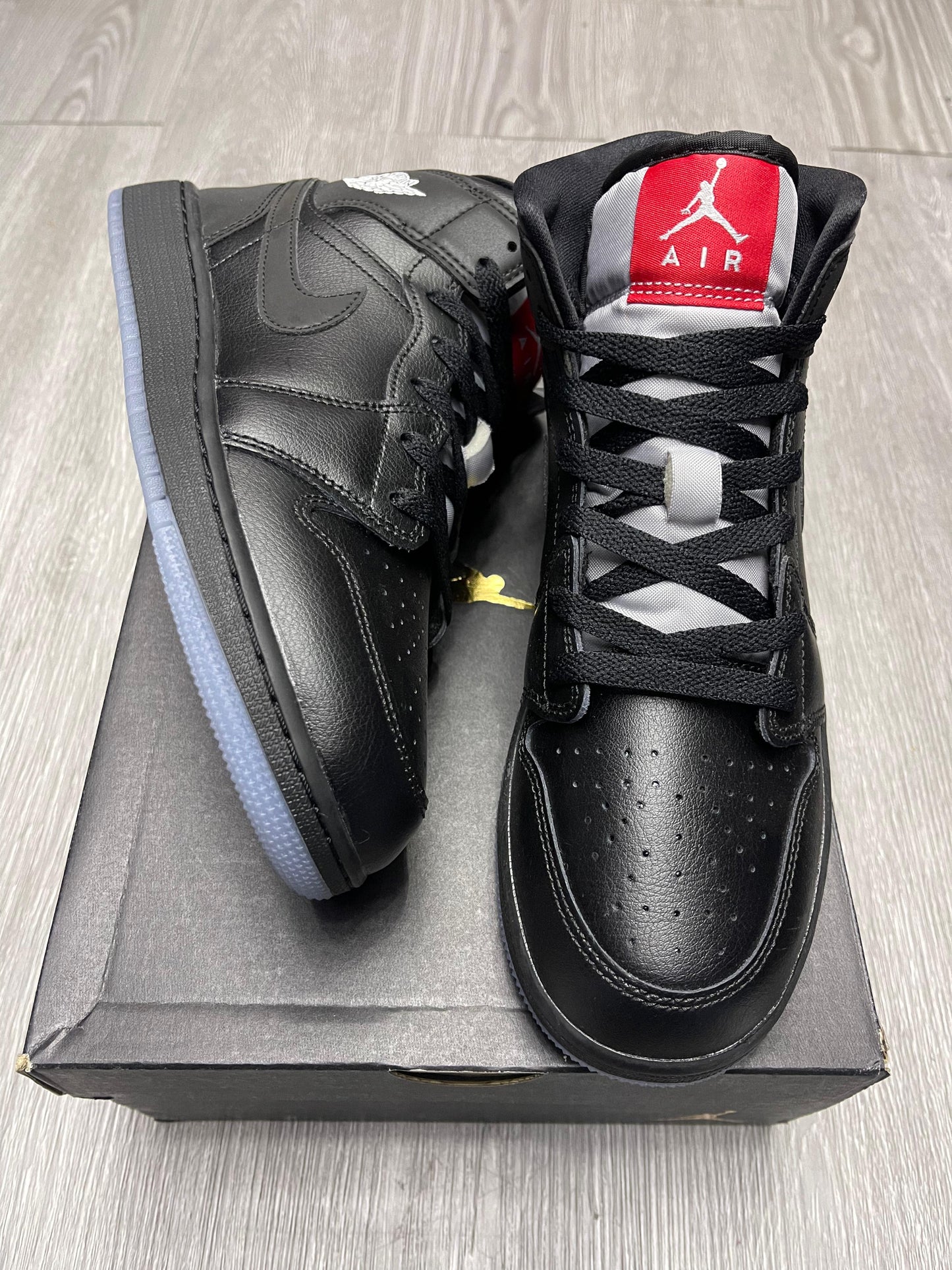 Jordan 1 Black metallic
